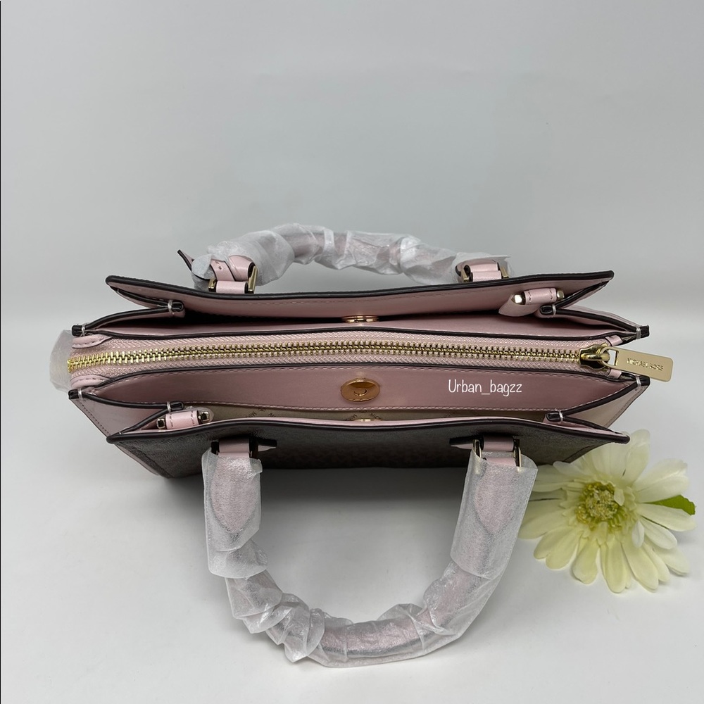 Michael Kors Hope Medium Messenger - Picture 8 of 11